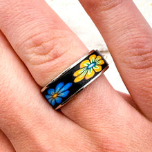 Load image into Gallery viewer, Black Field Full of Flowers Ring
