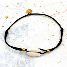 Load image into Gallery viewer, Black Shell Adjustable Stretch Bracelet - Gig's Paris Find
