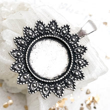 Load image into Gallery viewer, Antique Silver-Plated Round Flower Bezel Pendant
