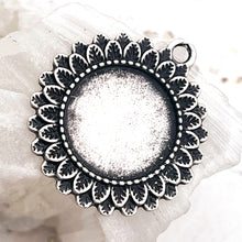 Load image into Gallery viewer, Antique Silver-Plated Leaves Frame Bezel Pendant
