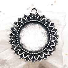 Load image into Gallery viewer, Antique Silver-Plated Leaves Frame Bezel Pendant
