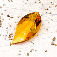 Load image into Gallery viewer, Small Yellow Crystal Leaf
