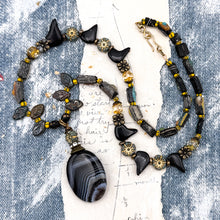 Load image into Gallery viewer, Agate Floral Necklace
