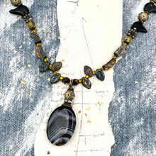 Load image into Gallery viewer, Agate Floral Necklace
